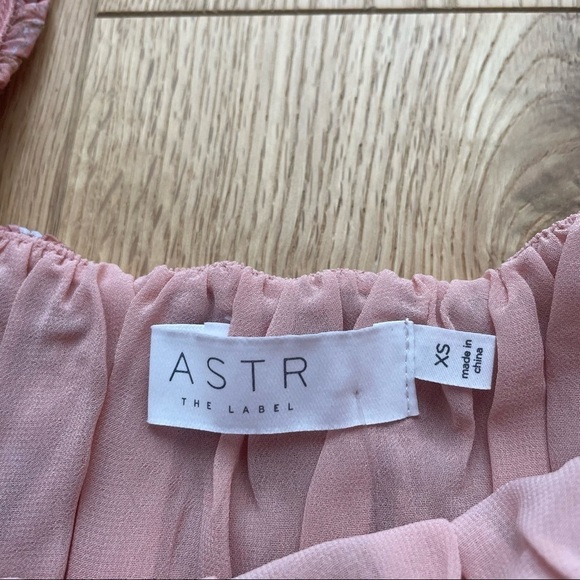 NWOT ASTR THE LEBEL THERON BUBBLE  SLEEVE TOP - XS - Picture 10 of 12